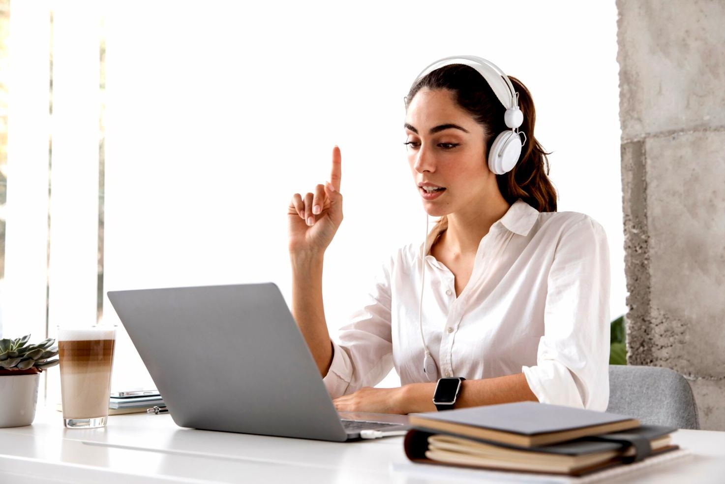 Profesional analizando modelos financieros complejos